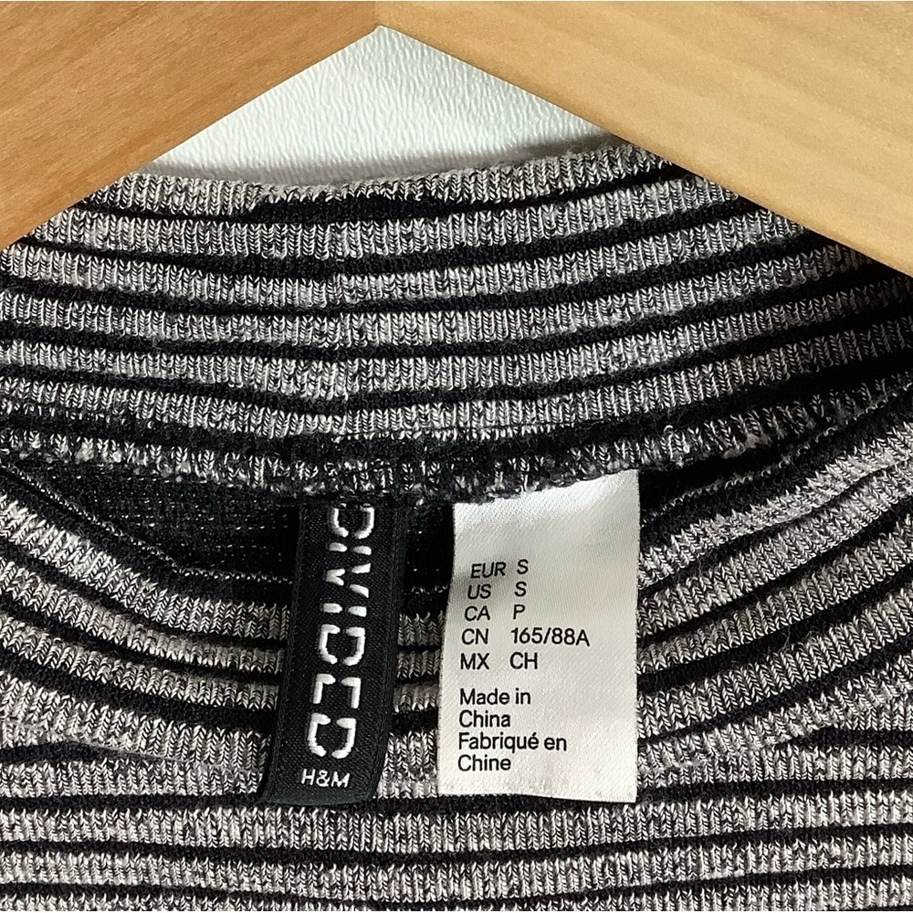 H&M Divided Women’s Long Sleeve Crop Top Mock Neck Stripe Size Small - Picture 4 of 6